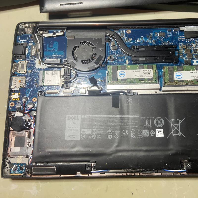 Byte av svullet batteri på Dell Latitude