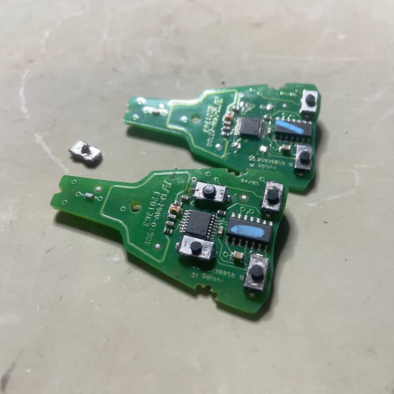 Byte av knapp på Delphi bilnyckel – Saab 9-3 (2003–2010) trasig nyckelreparation