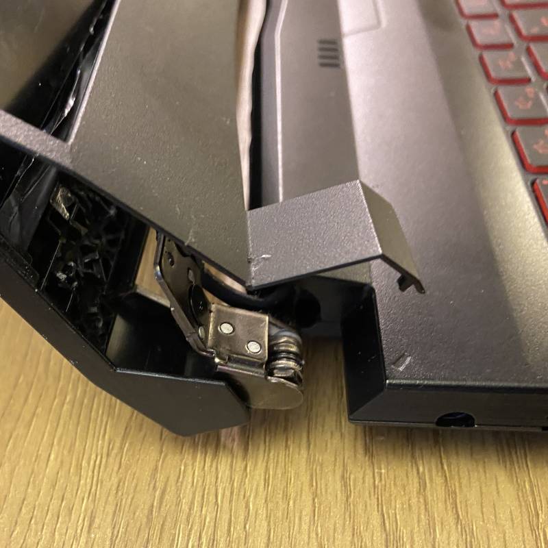 Skärminfästning - Trasiga gångjärn på laptop, MSI Katana GF66 speldator