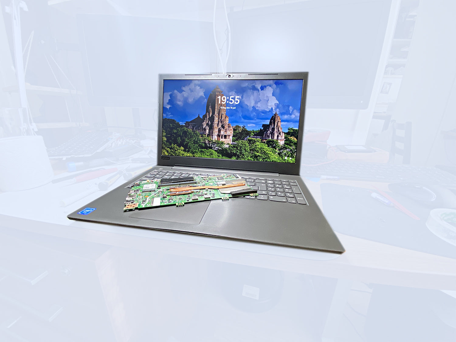 Laptop med kortslutet kretskort efter vätska i tangentbordet