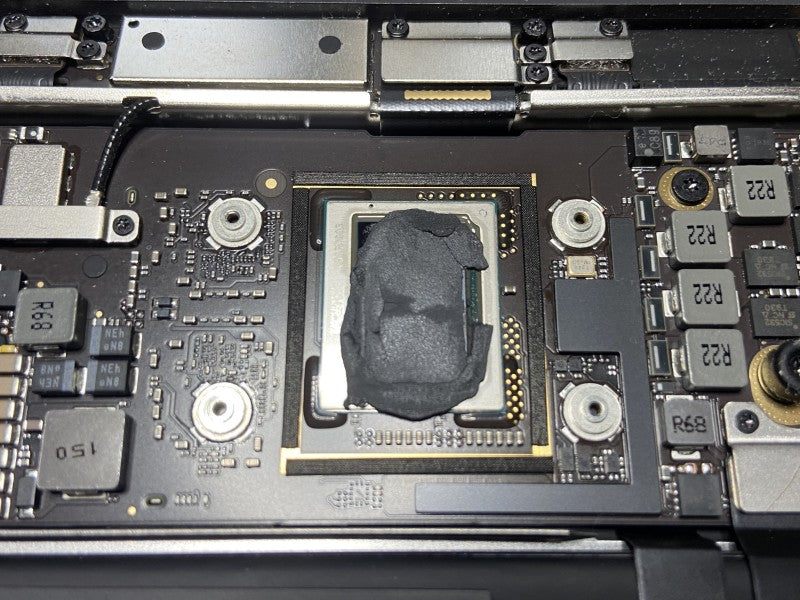 Macbook Air A1932 2018 med högt fläktljud (torkad kylpasta)