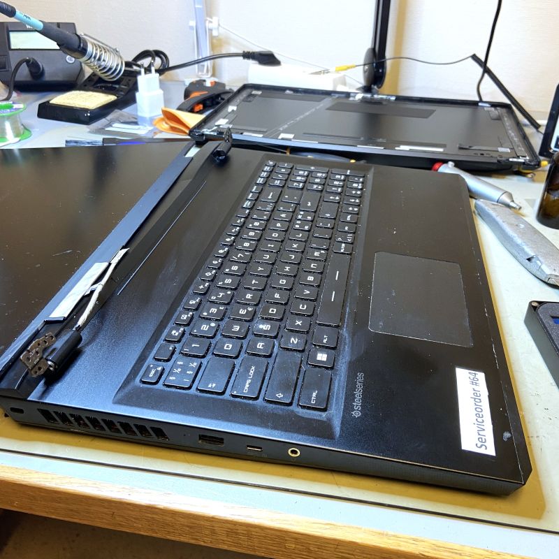 Trasiga gångjärn - Skärmbyte på Steelseries laptop