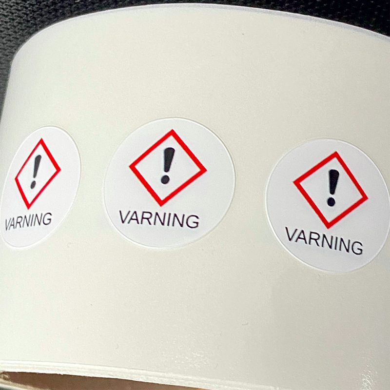 Etikett GHS07 250st – Varning (utropstecken), 2×2 cm plastetikett, rulle