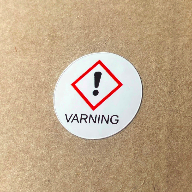 Etikett GHS07 250st – Varning (utropstecken), 2×2 cm plastetikett, rulle