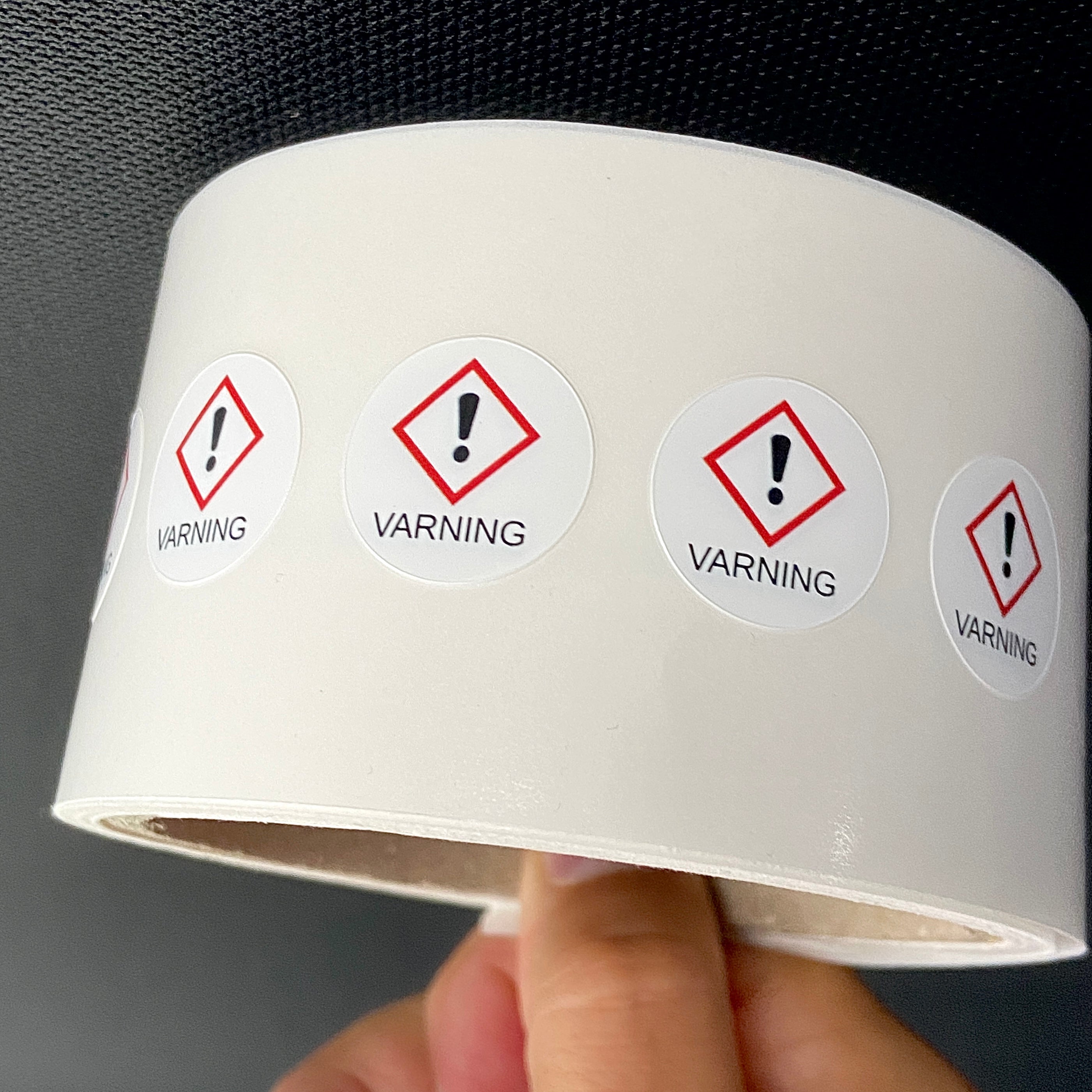 Etikett GHS07 250st – Varning (utropstecken), 2×2 cm plastetikett, rulle