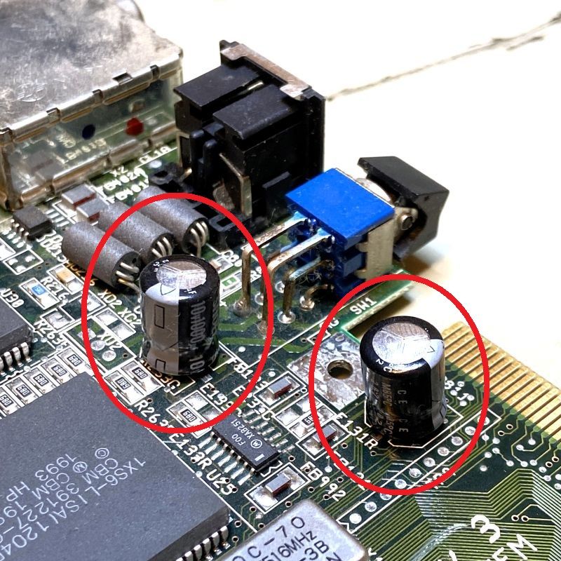 3st kondensatorer till Amiga CD32, elektrolyt hålmonterade