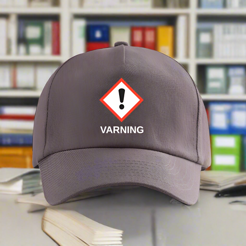 Keps mörkgrå med tryck GHS07 "VARNING" (utropstecken), basebollmodell