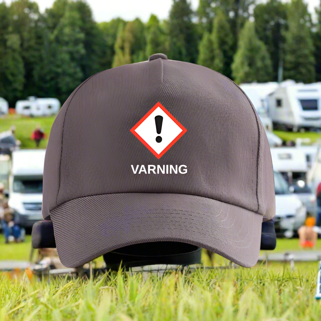 Keps mörkgrå med tryck GHS07 "VARNING" (utropstecken), basebollmodell