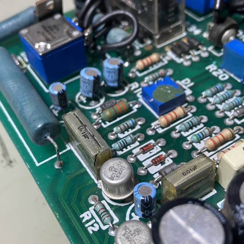 Trasiga skydds och snubberkondensatorer på kretskort till svets