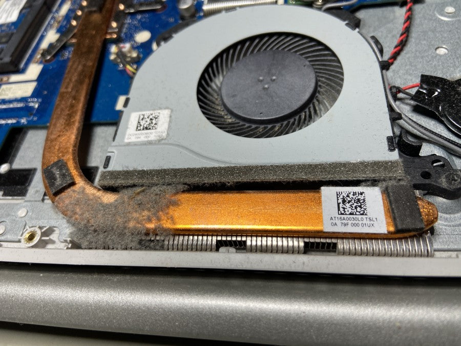 Dammig laptop som försöker reparera filsystemet