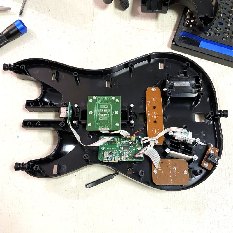 Byte av knappar på strumbar - Guitar Hero gitarr