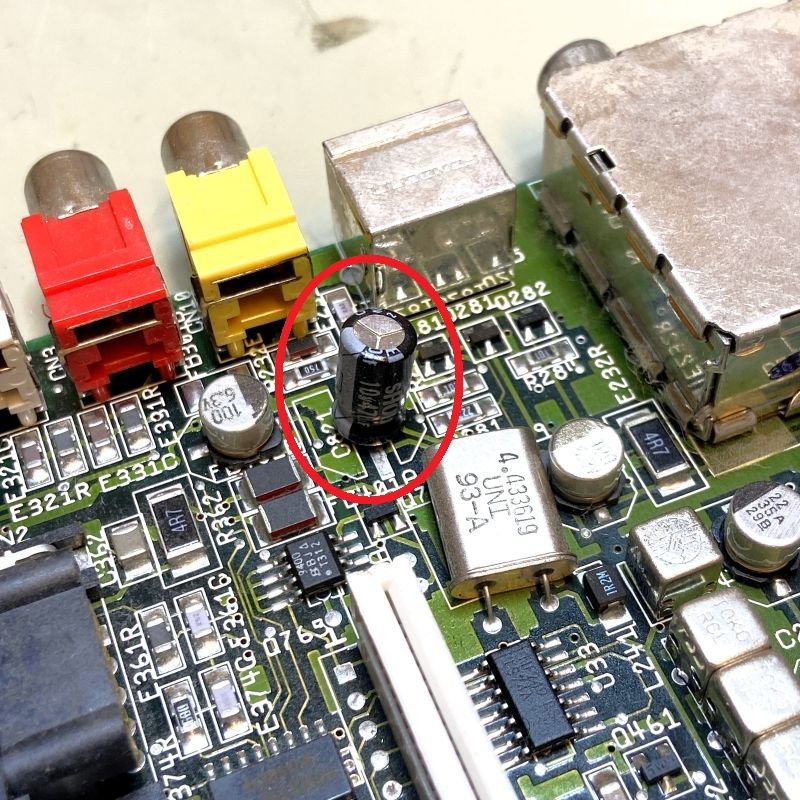 3st kondensatorer till Amiga CD32, elektrolyt hålmonterade